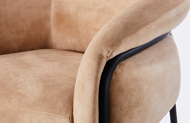 Belly Armchair - Warm Beige Velvet Decent 02 - An Elegant Contrast